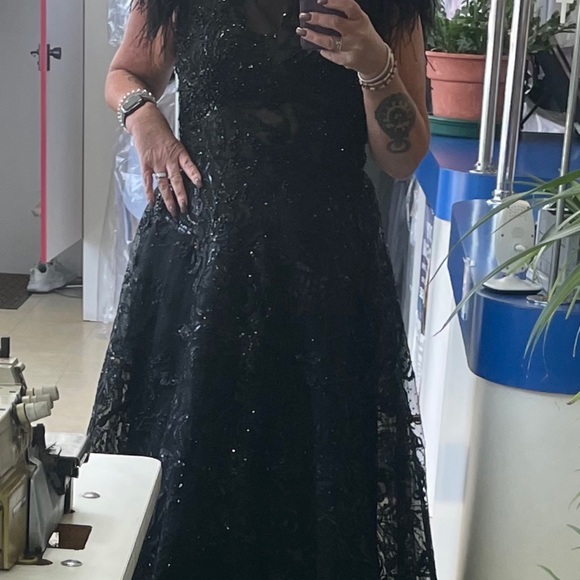 Mac Duggal Feather Cap Sleeve A-line Gown size 10 - Picture 7 of 7